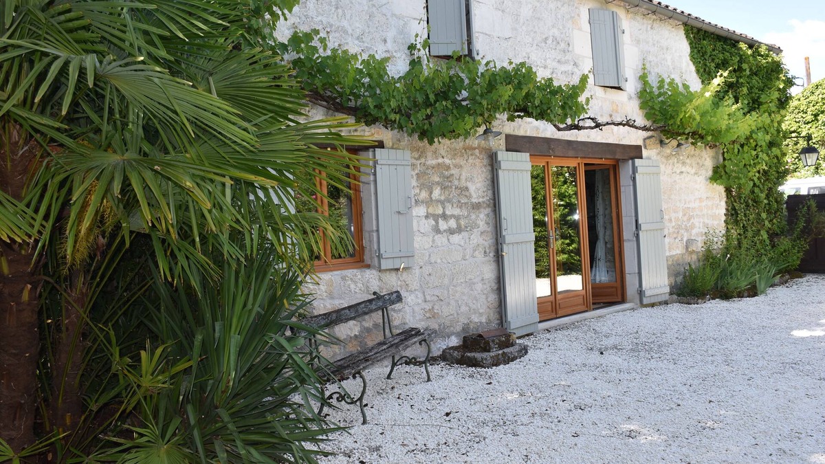 Crazannes House | Beautifully converted barn, 3 bedroom, 5 min River Charente, 40 min from beaches