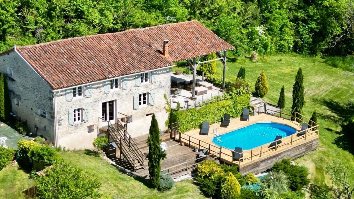 Montmoreau-Saint-Cybard Villa | Beautifully converted barn In peaceful and stunning location with private pool.