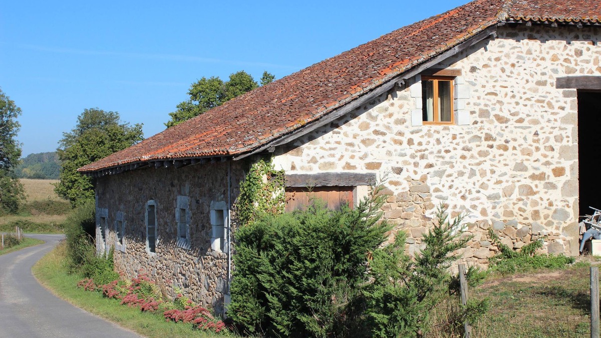 Chassenon House | Beautifully converted barn ideal for 2/6 people couples or families,golf,cycling