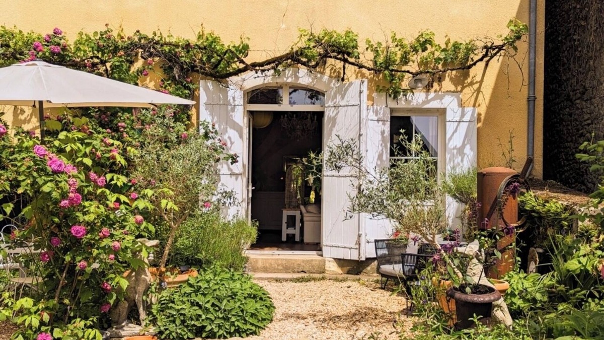 Limeuil Apartment | Beautifully decorated, large apartment with enclosed garden.