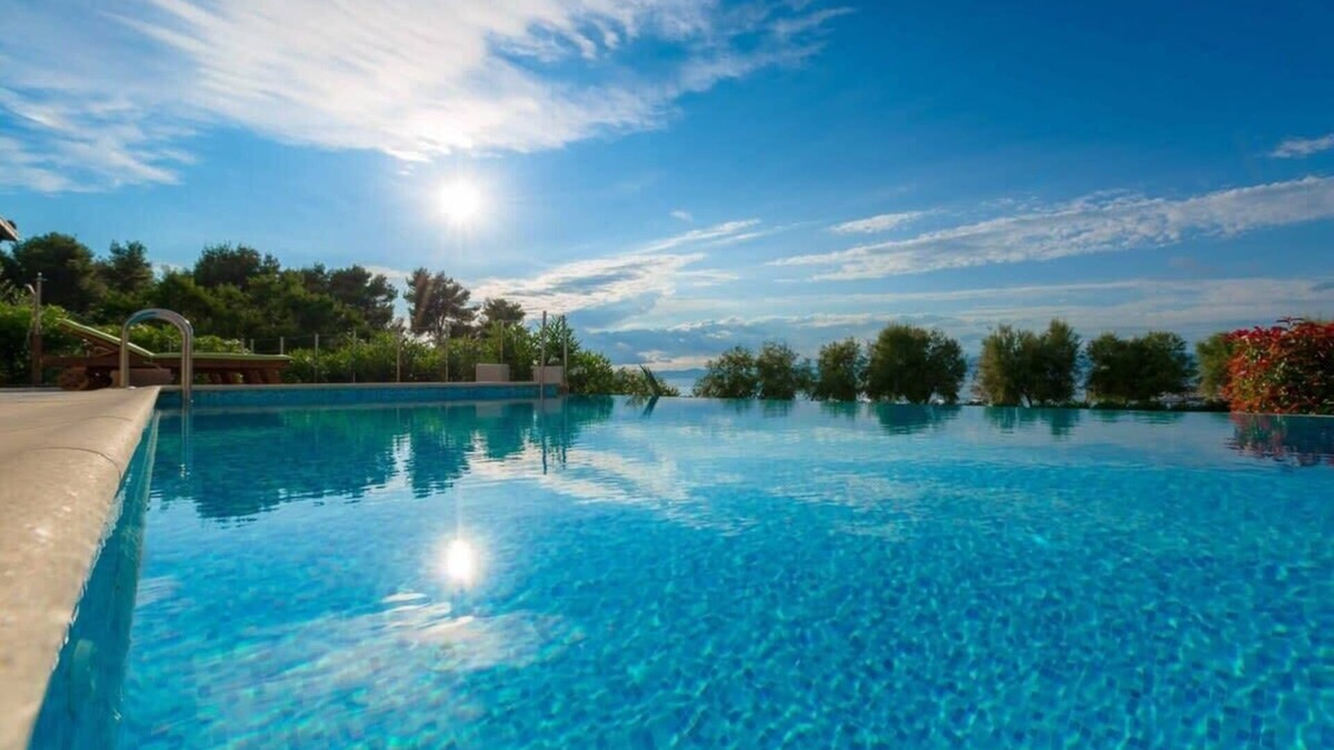Mirce Villa | Beautifully Decorated Villa Near Green Village