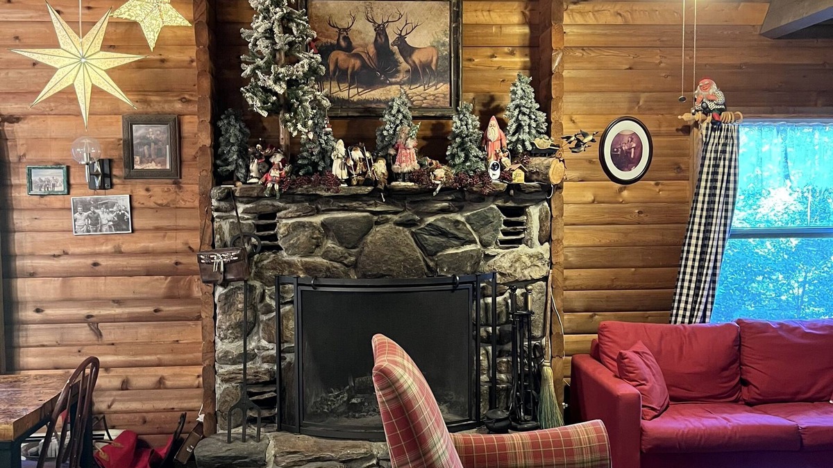 West Dover Cabin | Beautifully decorated large private log home 10 minutes from the mountain.