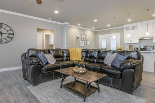 Canyon House | Beautifully Decorated New Home, King Bed, Washer/Dryer & Fully Stocked Kitchen
