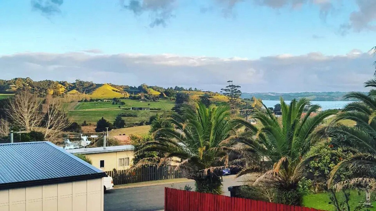 Snells Beach House | Beautifully designed Tiny home, incredibly spacious, 10min from beach