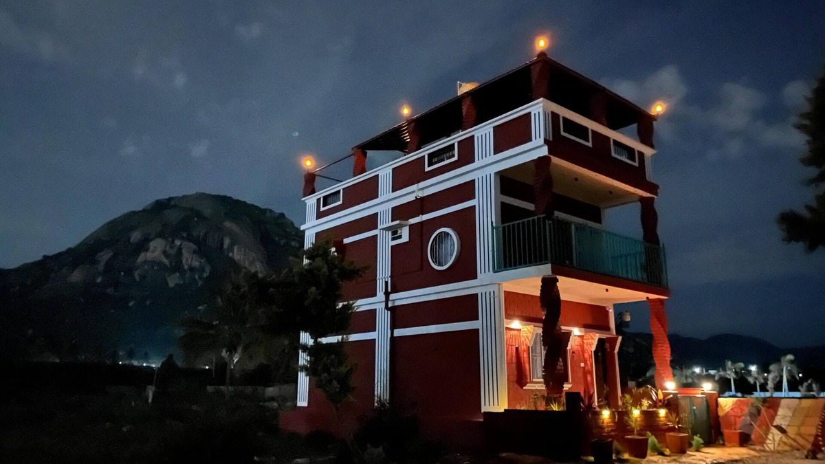 Chikkaballapur Villa | Beautifully designed Earthern home situated at the base of Skandagiri hills.