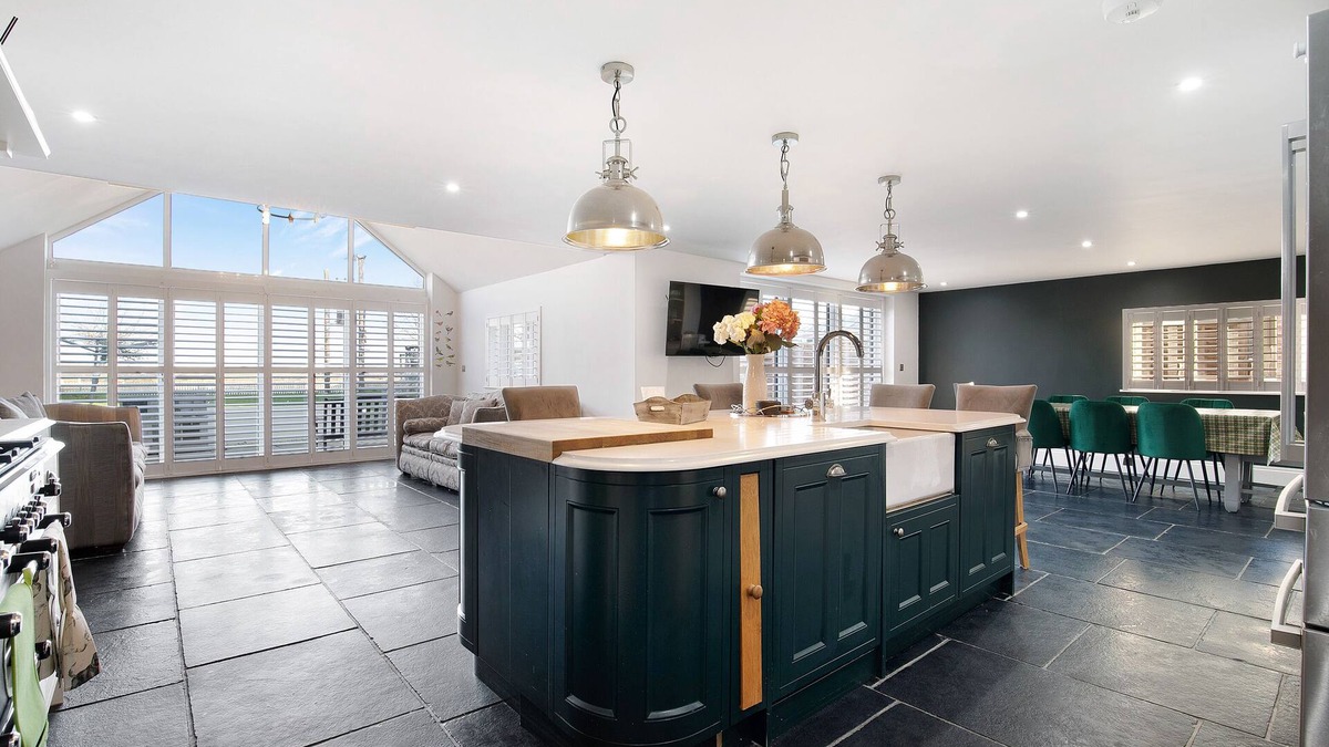 Colchester House | Beautifully Extended Family Cottage !