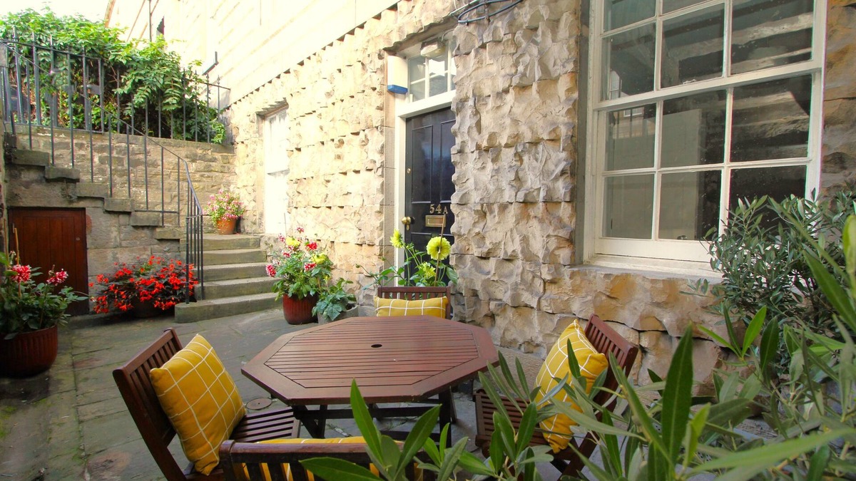 New Town Apartment | Beautifully finished 2 bedroom Georgian flat is the perfect city getaway.