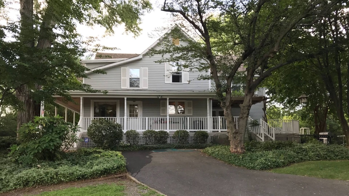 West Falls Church House | Beautifully Furnished Lrg Home inside beltway near NFATC, Pentagon & State Dept.