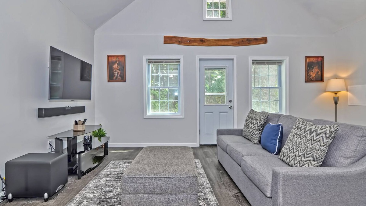 Andover House | Beautifully Furnished Private Retreat in Andover!