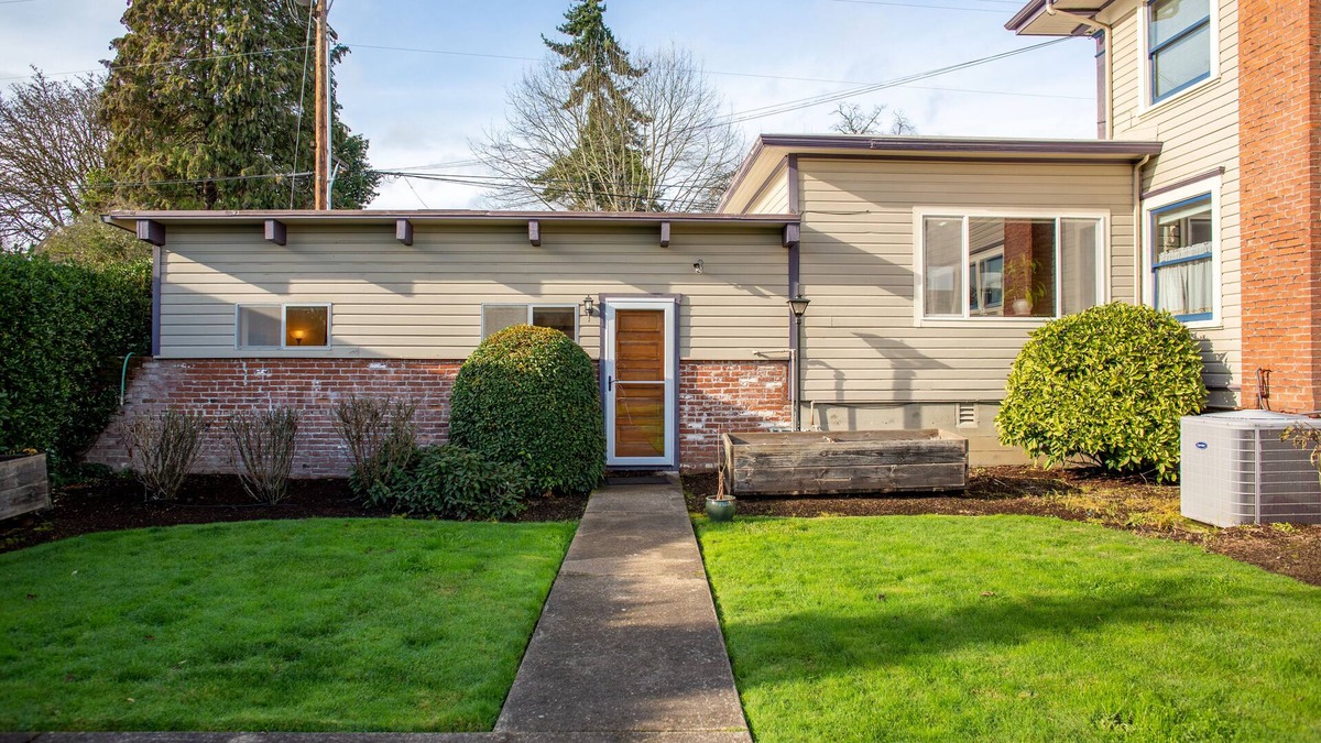 Corvallis Cottage | Beautifully furnished, charming 1bd/2ba historic cottage in Downtown Corvallis