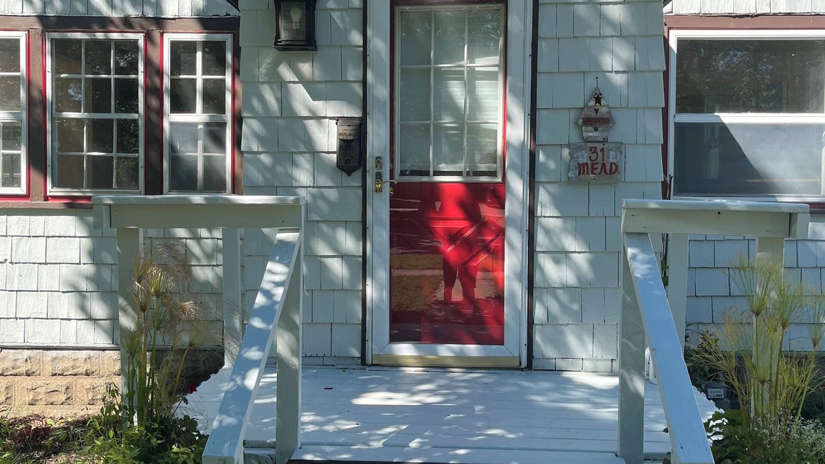 Hillsdale House | Beautifully furnished 3-bedroom home located half a mile from Hillsdale College