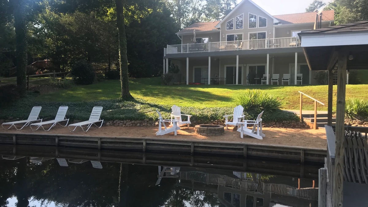 Bracey House | BEAUTIFULLY FURNISHED WATERFRONT HOME NEAR GOLF COURSE, WINERY, & DINING
