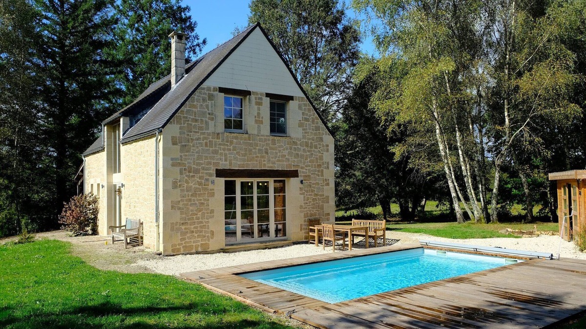 Auriac House | Beautifully located country house with heated pool