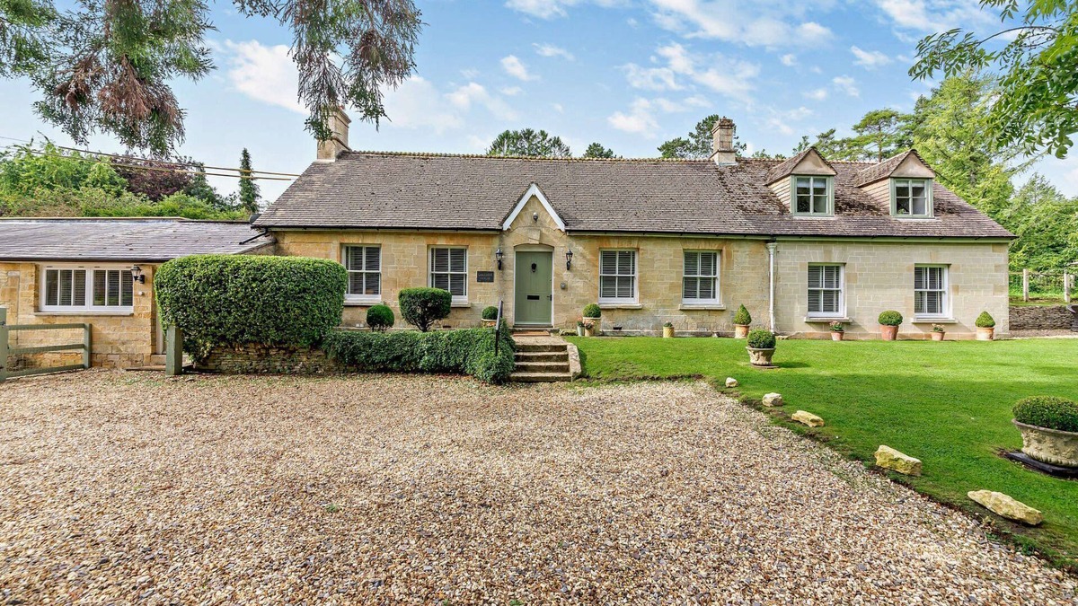 Fossebridge Cottage | Beautifully presented dog friendly holiday home -Lakeside House
