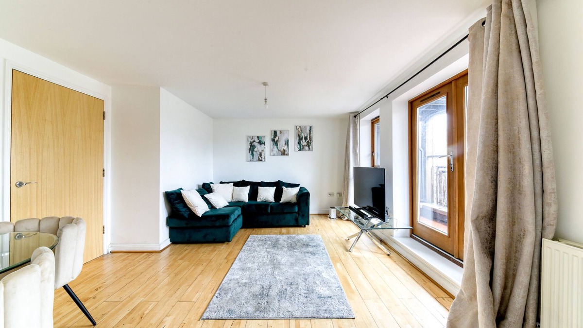 Bensham Manor Apartment | Beautifully Presented 2 Bedroom, 2 Bathroom In Croydon With Parking