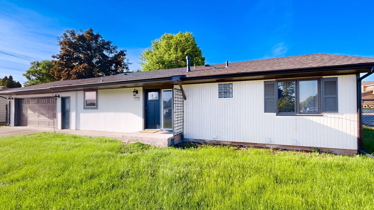 Spokane Valley House | Beautifully remodeled home in the heart of Spokane with large lawn