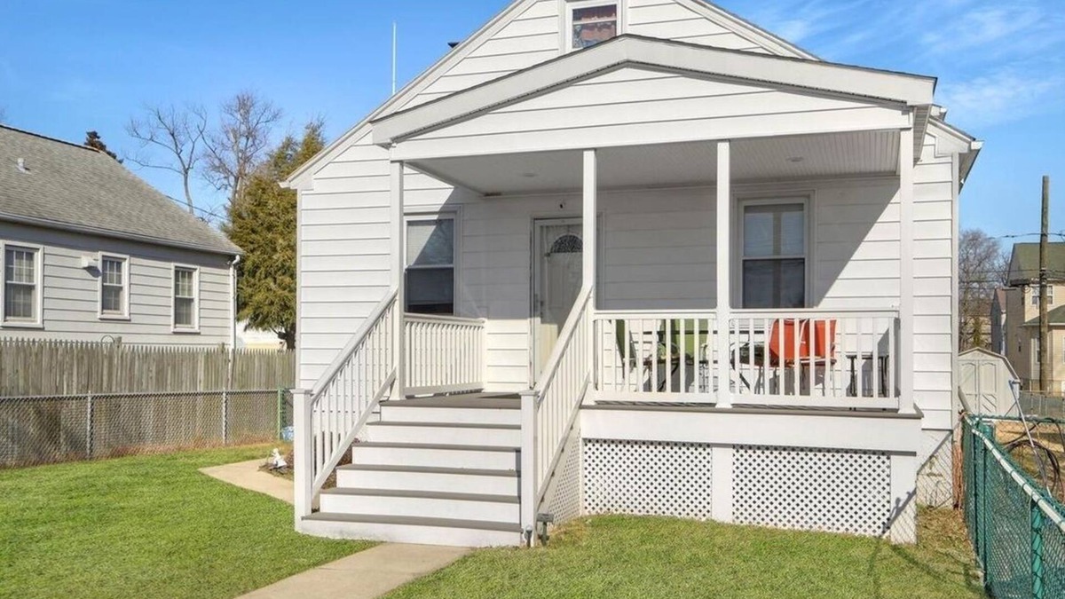 Ferndale House | Beautifully remodeled 1950's home. BWI airport 5 mins away