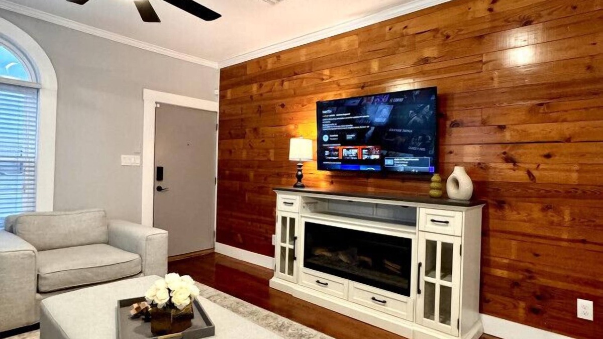 Northwest Los Angeles Heights House | Beautifully Remodeled Home – Perfect Location, Sleeps 8
