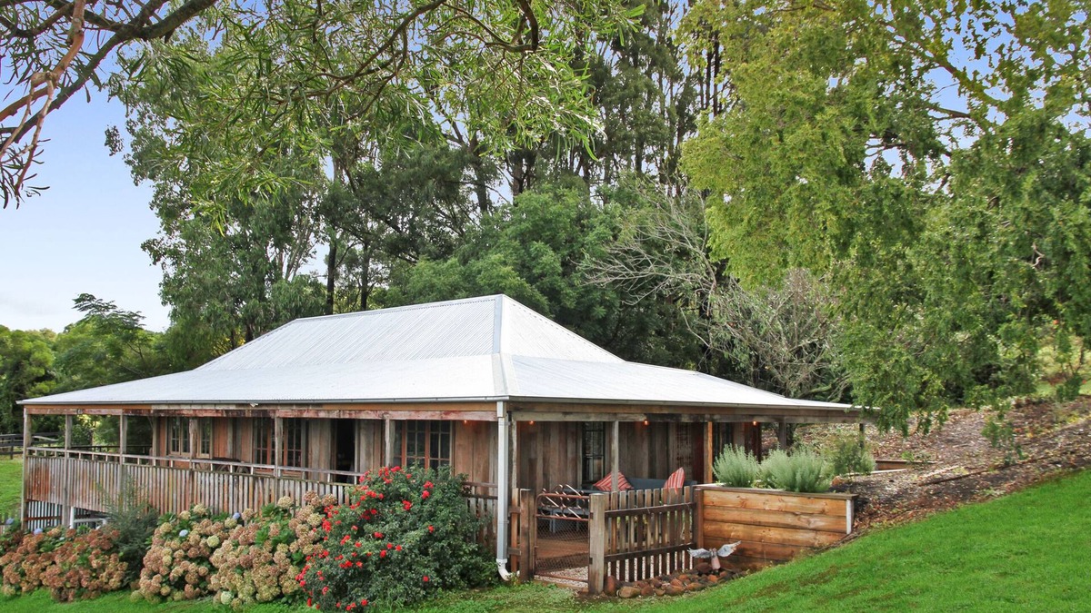 Berry Mountain House | Beautifully renovated Mountain cottage with Ocean view