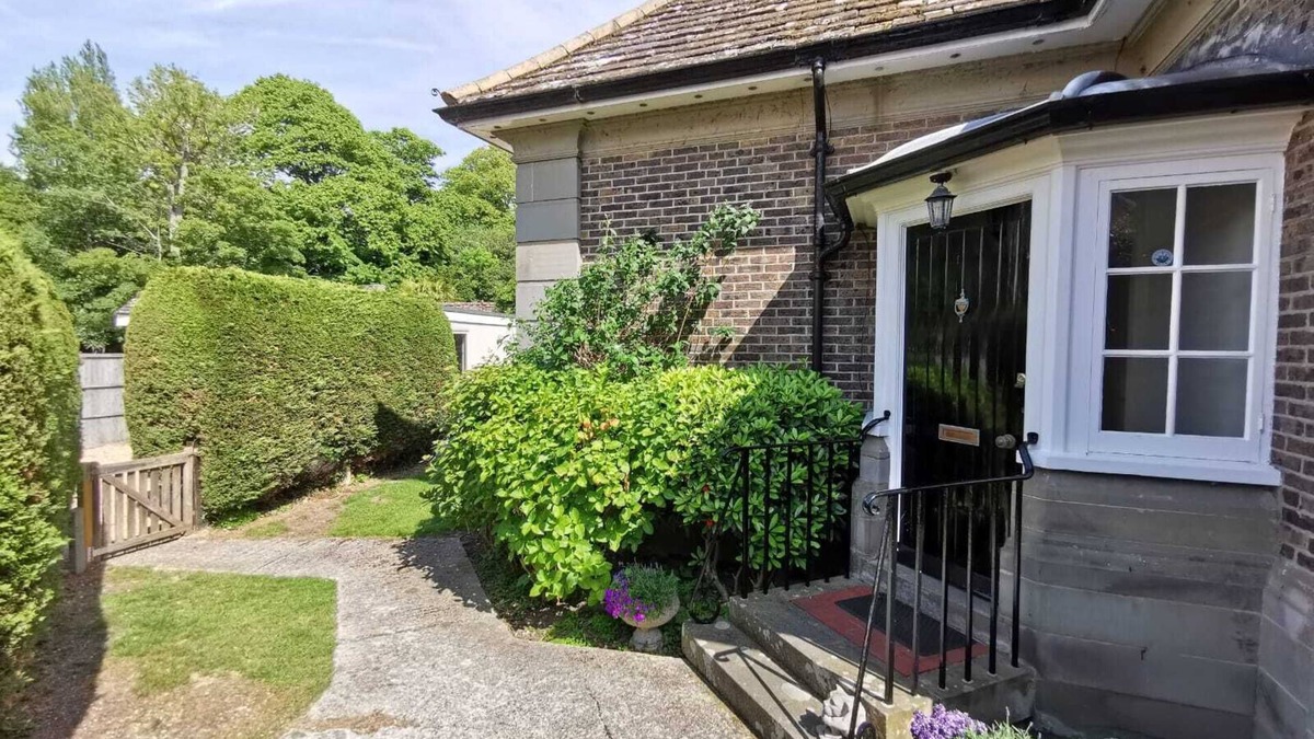 Bognor Regis House | Beautifully renovated gate house 4 minutes walk from the beach