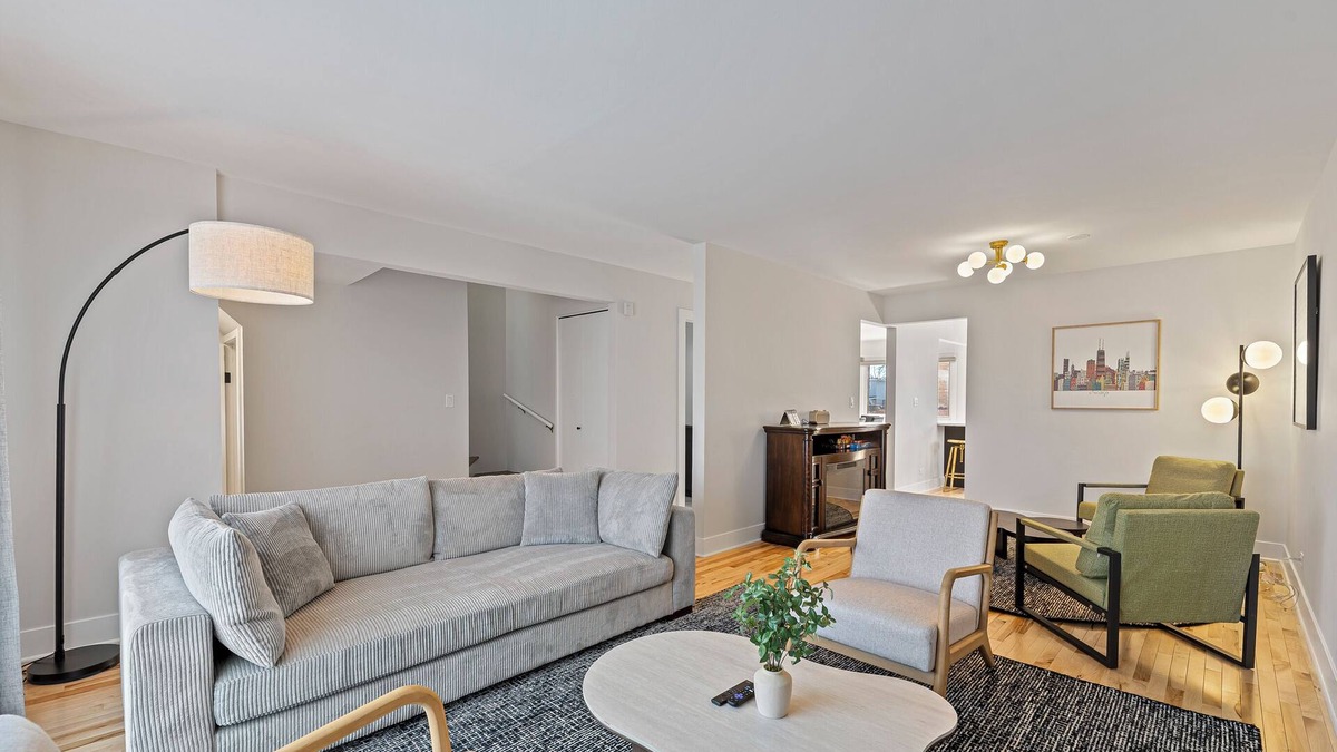 Des Plaines House | Beautifully Renovated 4 bedroom/2.1 Bathroom Townhome in Des Plaines!