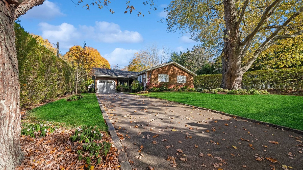 Amagansett North House | Beautifully renovated near Amagansett village, ocean and bay beaches and train!