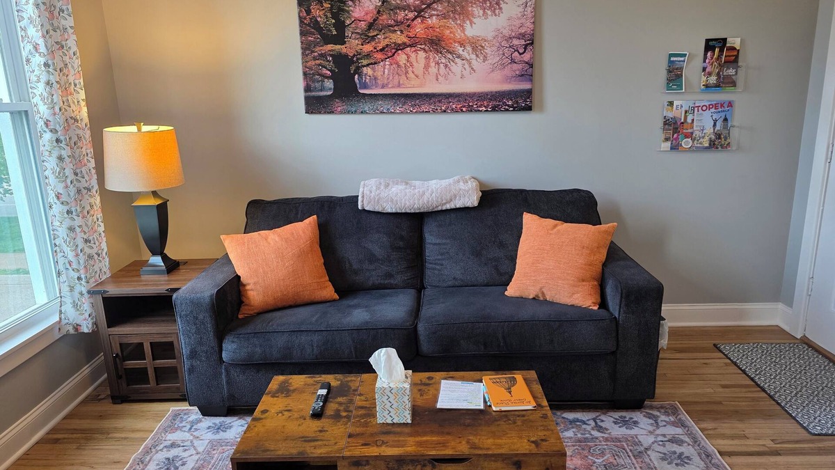 Topeka Apartment | Beautifully Renovated 1 Bed, 1 Bath, Pet-Friendly Apt, 2 Blks From State Capitol