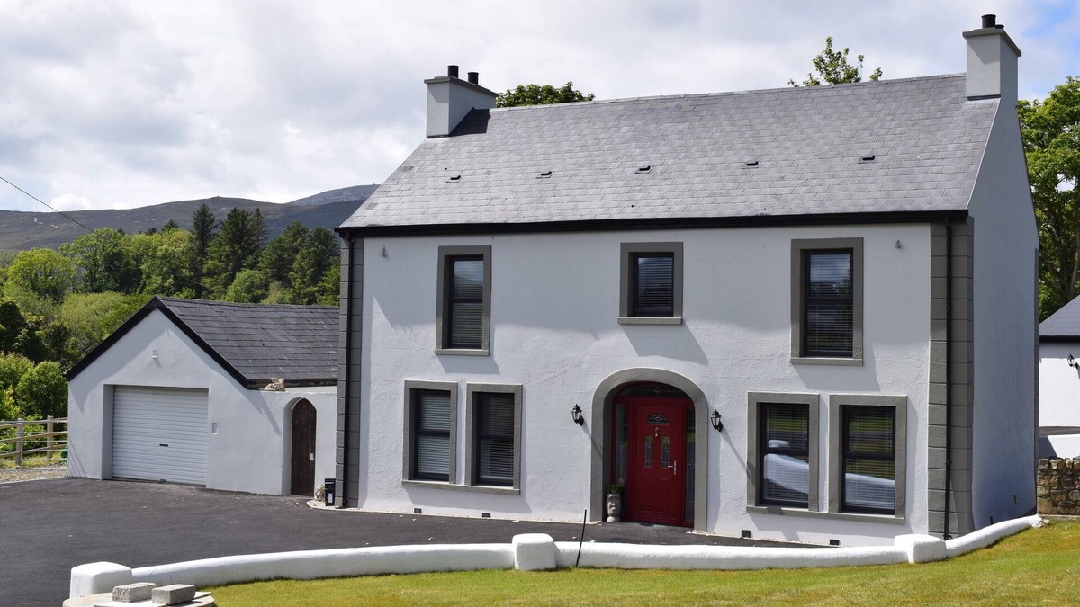 Clonmany House | Beautifully renovated 4 Bed Detached House