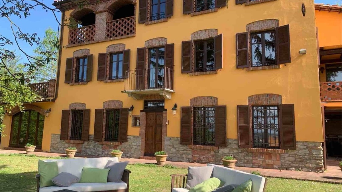 Montabone House | Beautifully renovated farmhouse with large pool - home cinema - pizza oven