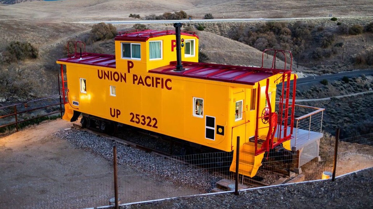 Golden Hills House | Beautifully Renovated Yellow Union Pacific Caboose, Tehachapi Overlooking Cable