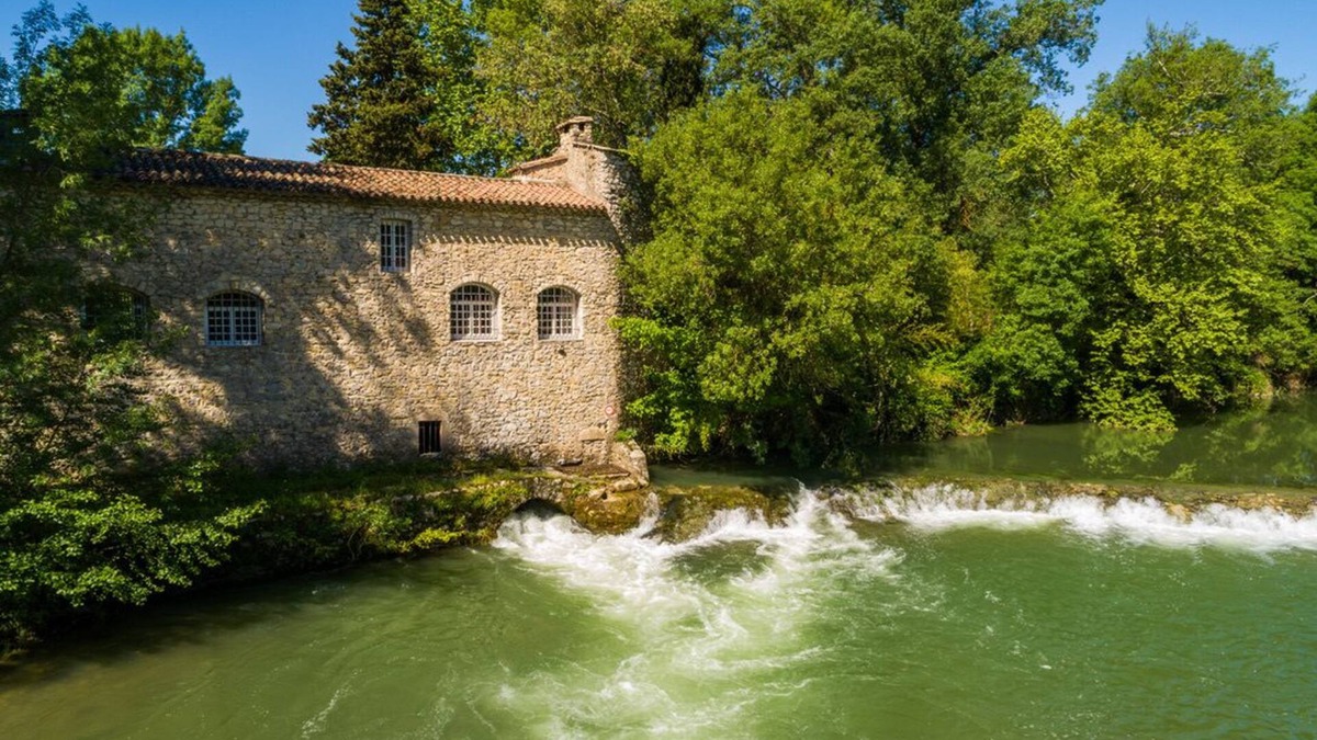 Orthoux-Serignac-Quilhan Cottage | Beautifully restored 18th-century mill on the river.