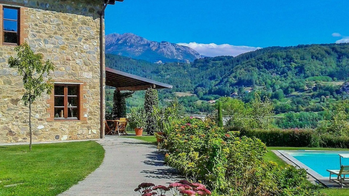 Camporgiano Cottage | Beautifully Restored Barn, fantastic views, peaceful, WIFI, close facilties