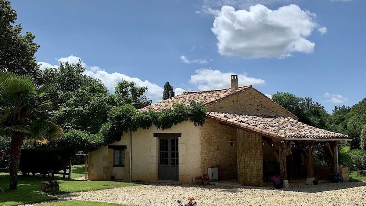 Biron Cottage | Beautifully restored farmhouse with pool and private garden in the the Dordogne