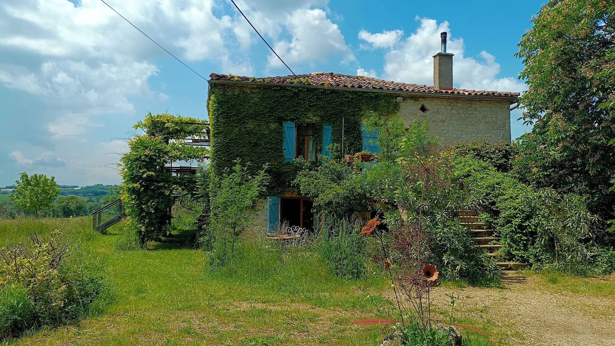Puylaroque House | Beautifully restored farmhouse with spacious rooms and exceptional views.