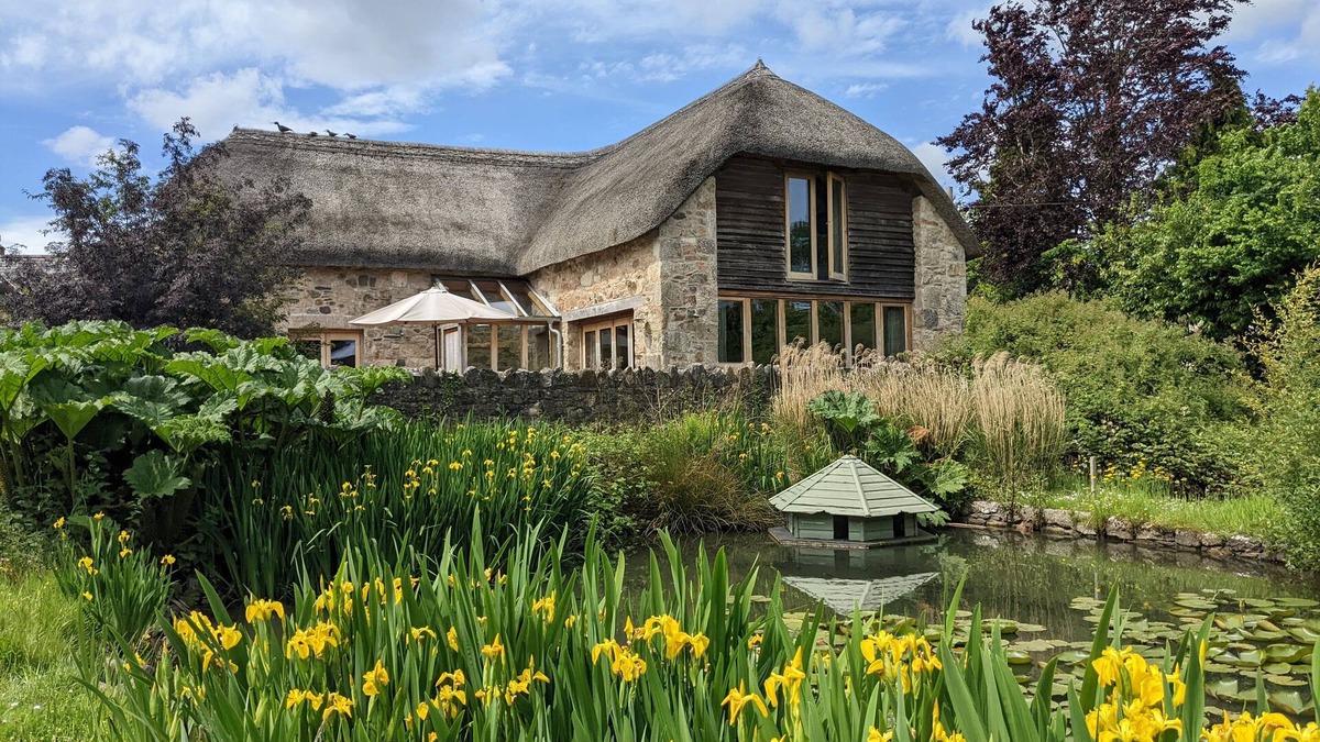 Ashburton House | Beautifully restored medieval Dartmoor barn with luxury beds and bathrooms