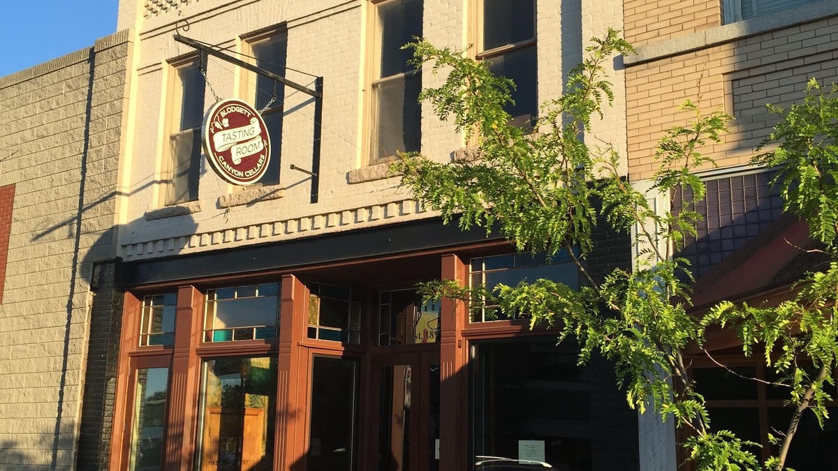Hamilton Villa | Beautifully Restored house of pleasure on Main St above Ponderosa Wine Bar