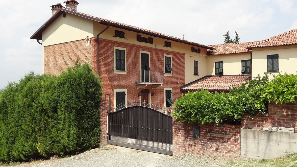 Fontanile House | Beautifully restored character farmhouse in medieval hilltop village in Piedmont