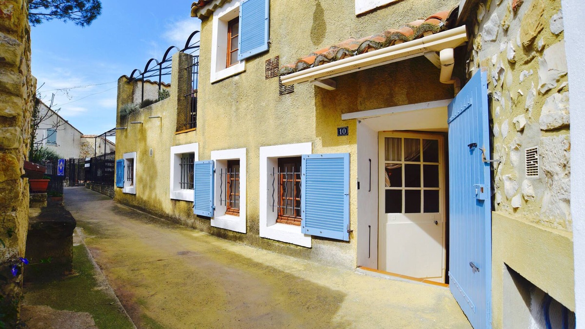 Sablet House | Beautifully Restored Village House With Sunny Terrace Overlooking Church Gardens