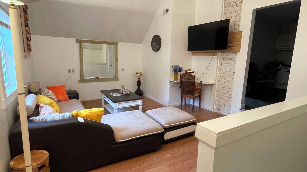 Erie Apartment | Beautifully updated and spacious 1 Bedroom Apt.
