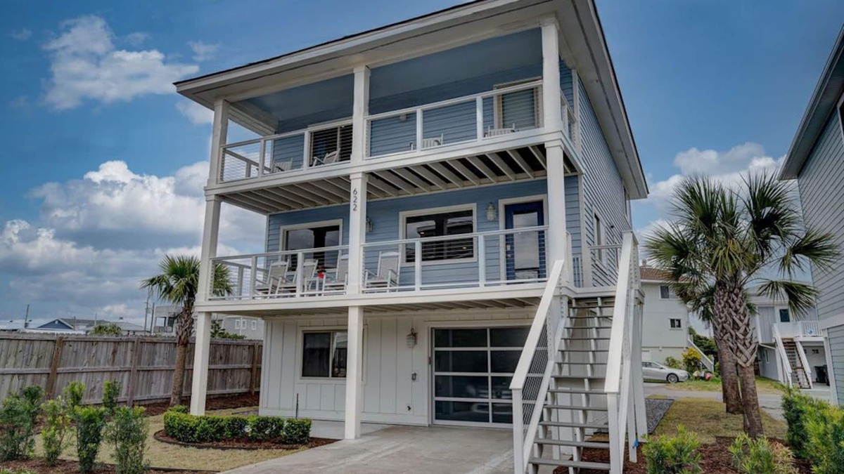 South End House | Beautifully Renovated 4BR Home/2nd Row/Ocean Views + Parking for 5 vehicles