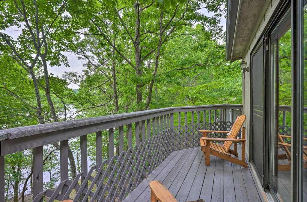 Lost Bridge Village House | Beaver Lake Retreat with Deck and Private Hot Tub