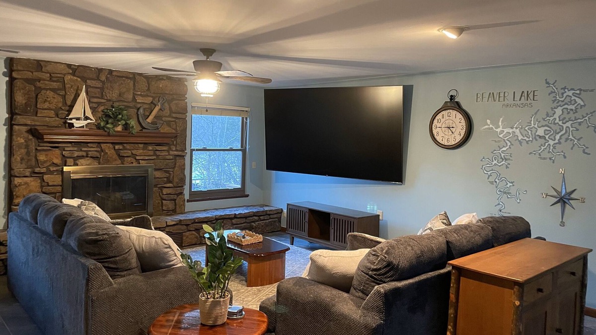 Springdale House | Beaver Lakeshore Escape - Stay right on the shore of Beaver Lake!