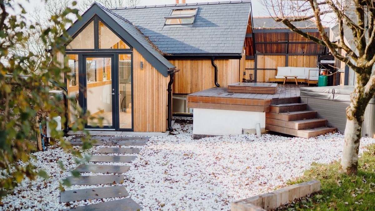 Jameston Villa | Beavers Lodge - Luxury Conversion with Hot Tub