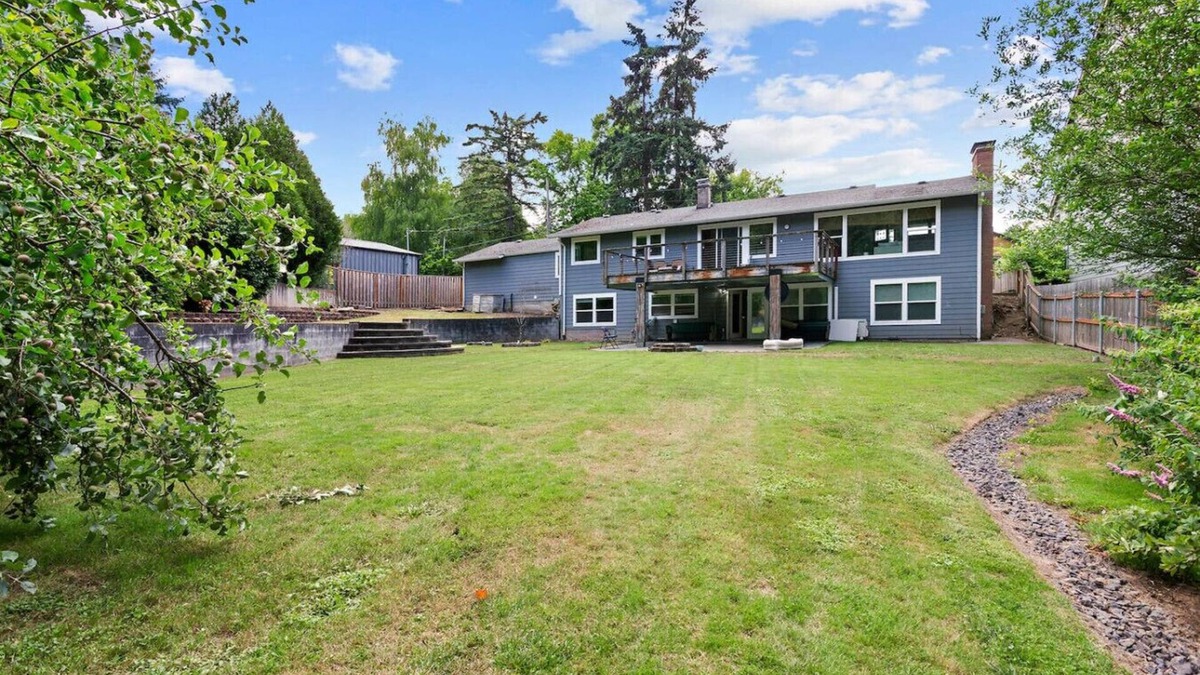 West Slope House | Beaverton Retreat+ Huge Backyard