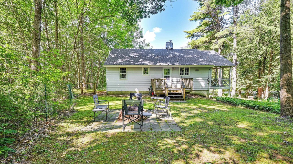 Sherwood Forest House | Becket Home w/3-Season Porch: Walk to Lake Access