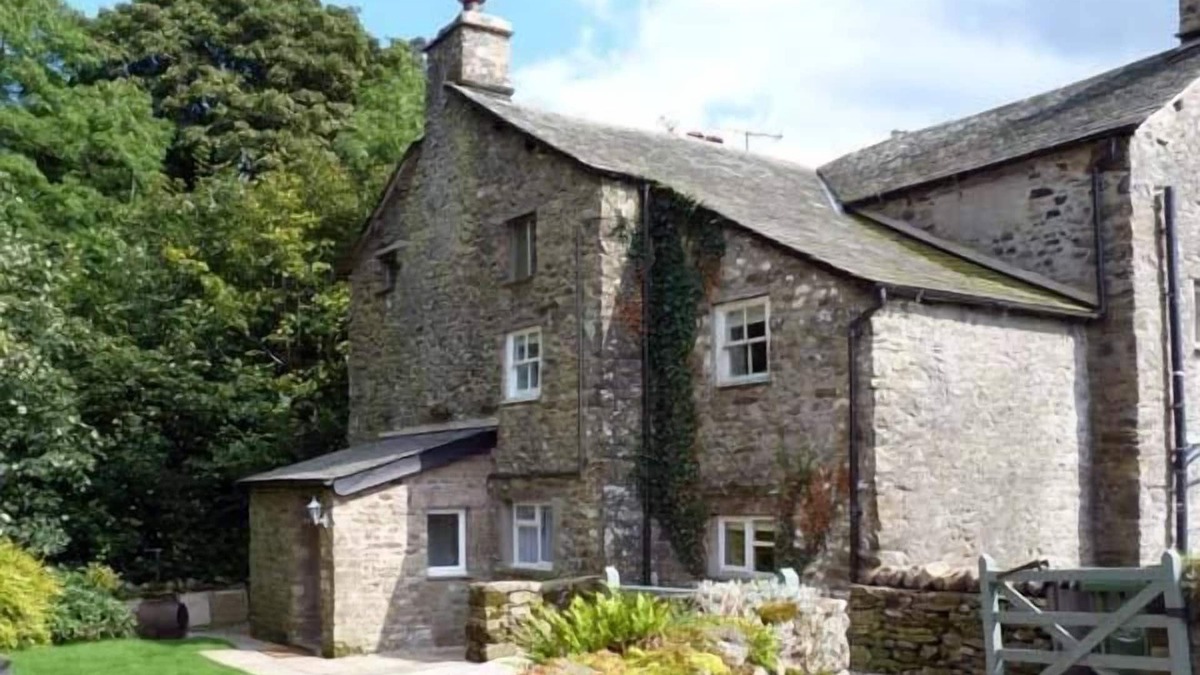 Carnforth Cottage | BECKSIDE COTTAGE, pet friendly, with open fire in Kirkby Lonsdale