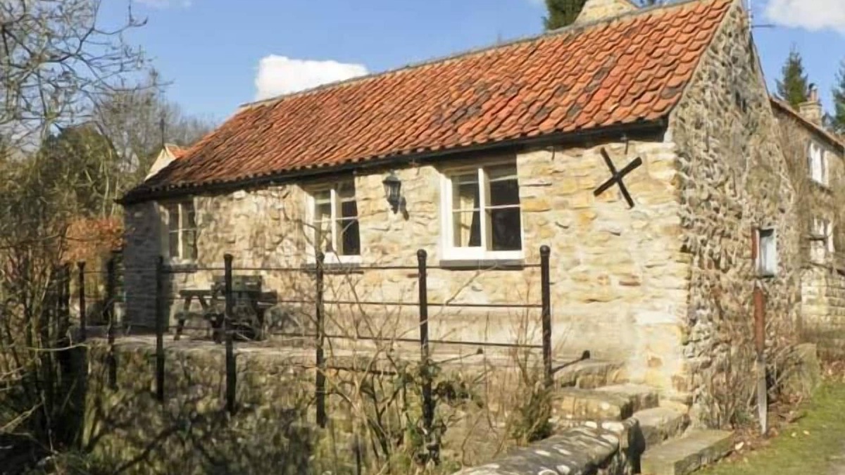 Lastingham Cottage | BECKSIDE, luxury holiday cottage, with a garden in Lastingham