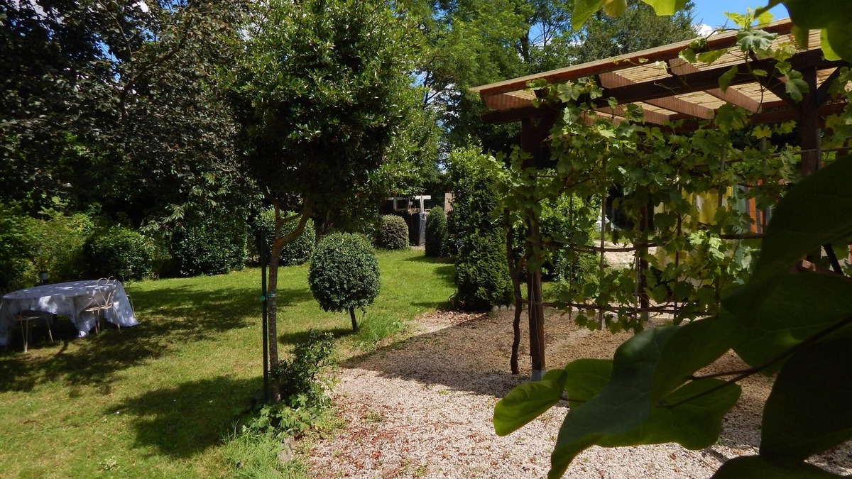 Lamonzie-Saint-Martin House | bed and breakfast in the setting sun