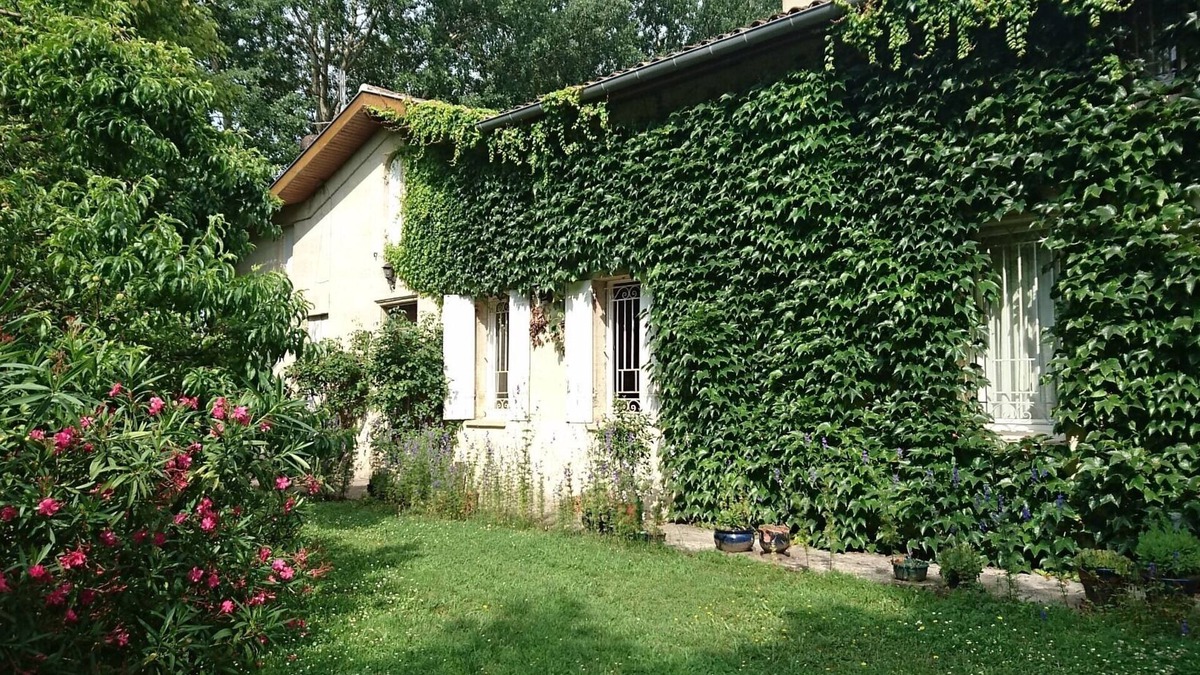 Saint-Andre-de-Cubzac Bed & Breakfast | Bed and Breakfast 'La Lagune' with Shared Terrace, Private Garden and Wi-Fi