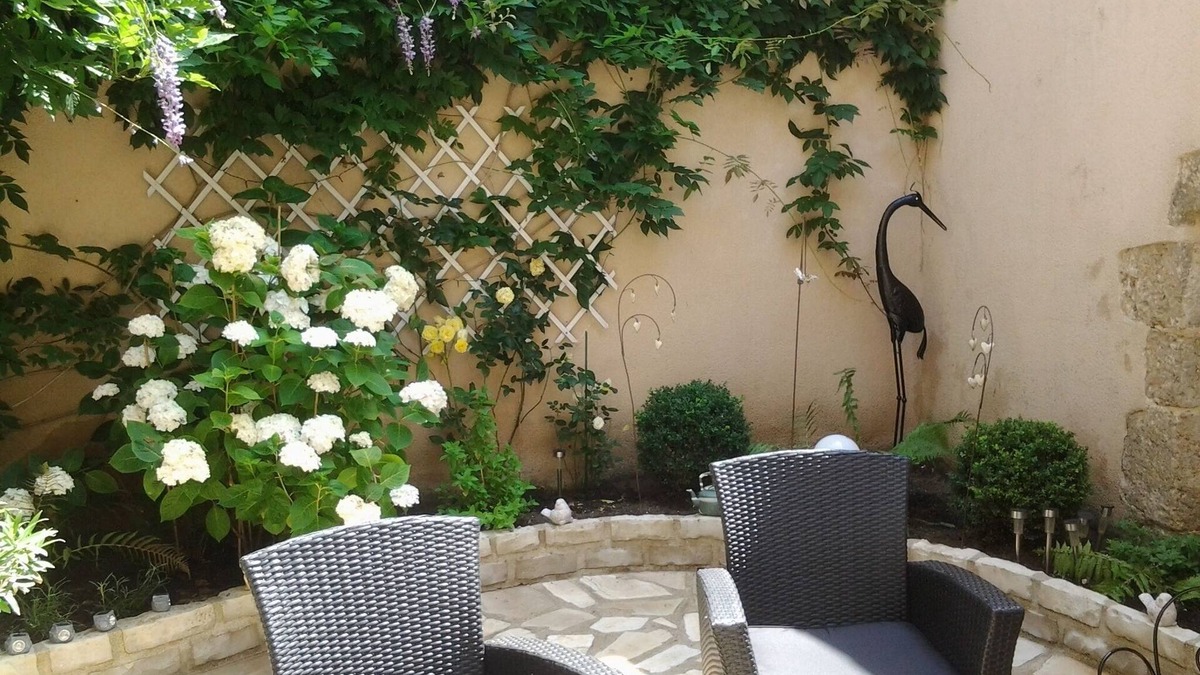 Malicorne-sur-Sarthe House | BED AND BREAKFAST WITH PRIVATE BATHROOM - B